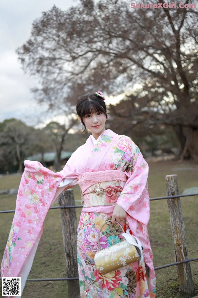 MFStar Vol. 225: Zhu Ke Er (朱 可 儿 Flower) (76 pictures)